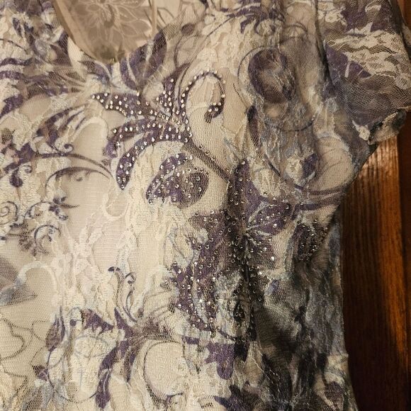 White Grey Floral Lace Women's size M with a hint of sparkle Short Sleeve top - Picture 5 of 9